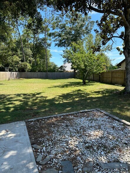 Building Photo - 2801 Pine Ridge Dr