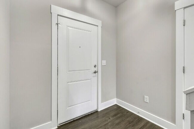 Building Photo - Modern 2-Bed, 2.5-Bath Townhouse Gem with ...