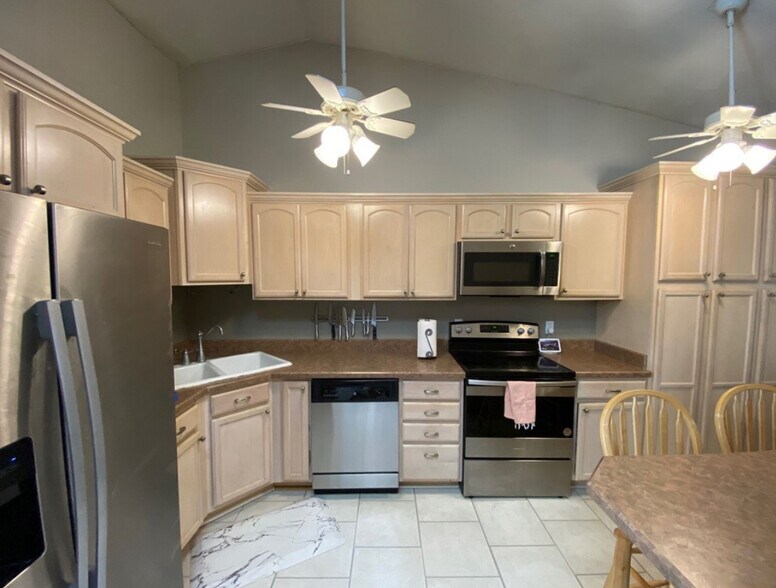Building Photo - 809 Dora Ct