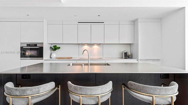 Building Photo - 2901 Collins Ave