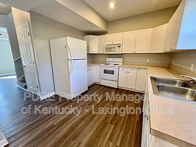 Building Photo - 2561 MacKenzie Ln