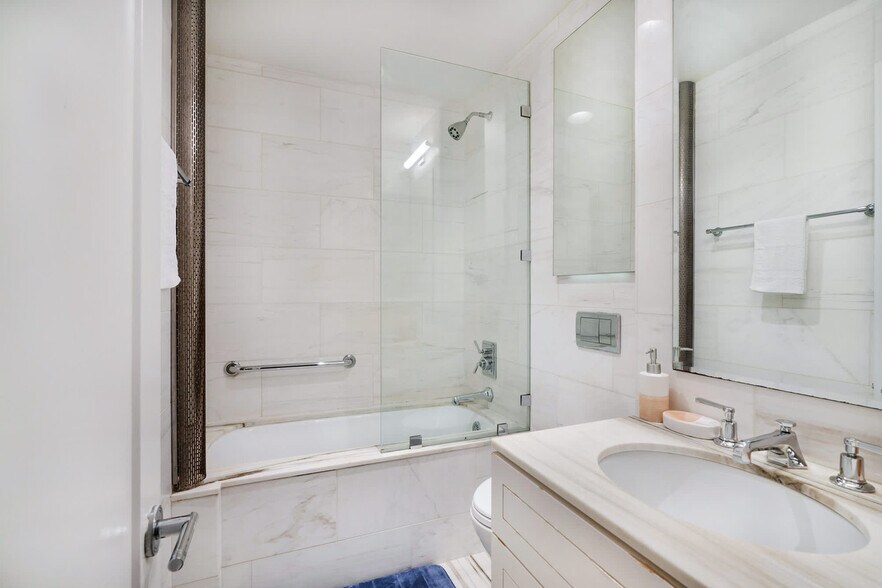 Building Photo - 240 W 73rd St