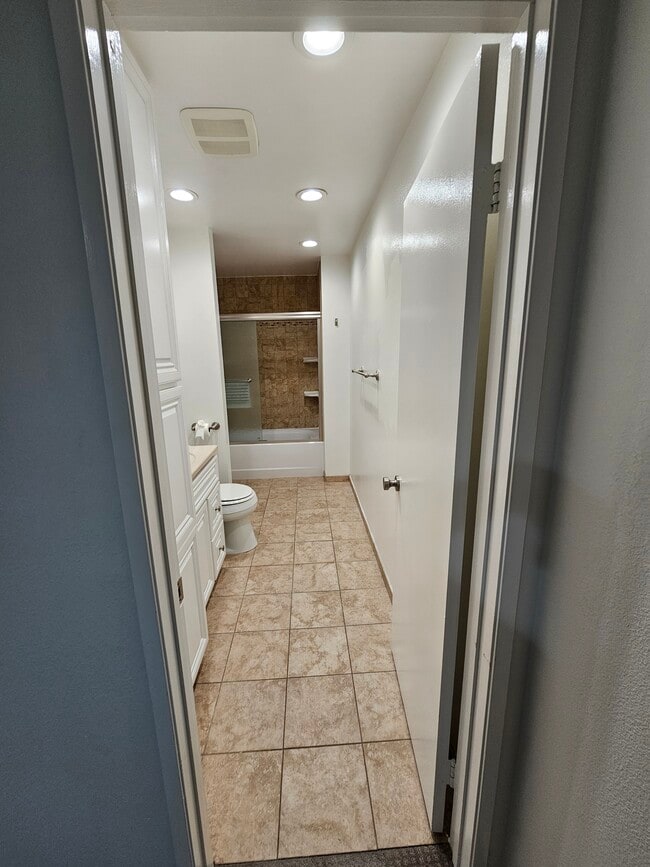 Building Photo - 400 S Flower St