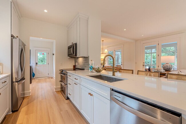 Building Photo - 8 Heath Dr