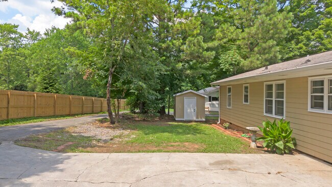 Building Photo - 3005 Pine Dr NE