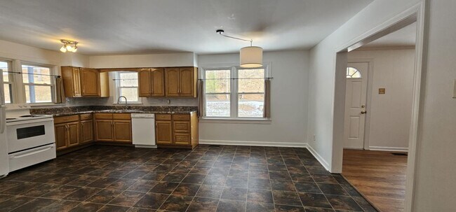 Building Photo - Peaceful Country Living Just Minutes from Nashville!