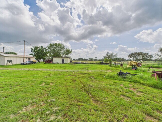 Building Photo - Furnished Move-in Ready 3/2