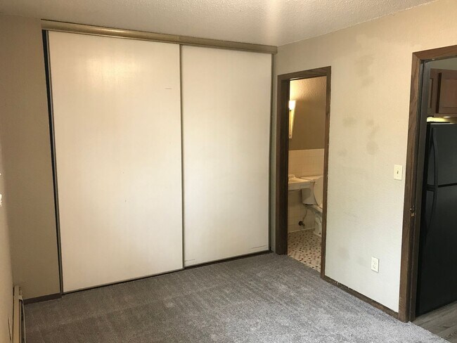 Building Photo - 1 bedroom with a Garage!!, Recently Remode...