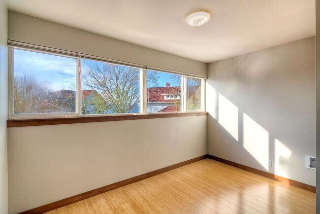 Building Photo - Location, Location, Location! - Modern one bedroom near Alki Point Lighthouse