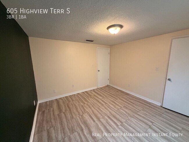 Building Photo - 605 Highview Terrace S