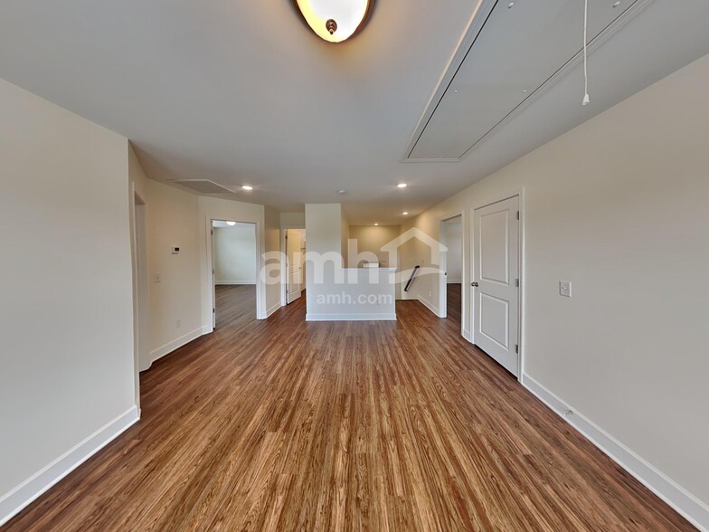 Building Photo - 5083 Trailwater Dr