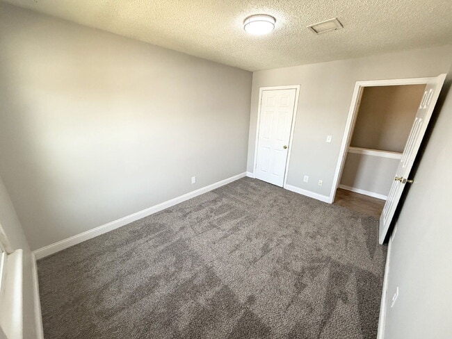 Building Photo - 2 Bedroom/1 Bath Unit w/ An Attached Garage *READY NOW*