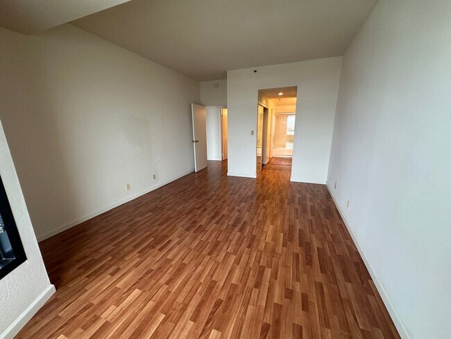 Building Photo - 1 Bed 1 Bathroom Condo Available View of W...