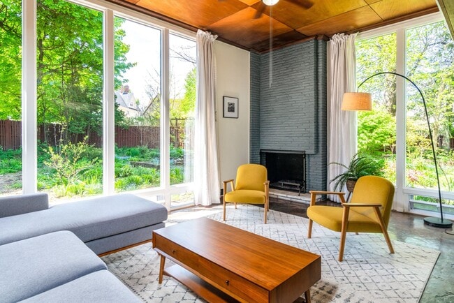 Building Photo - Beautiful Single Family Home w Massive Yard for Rent