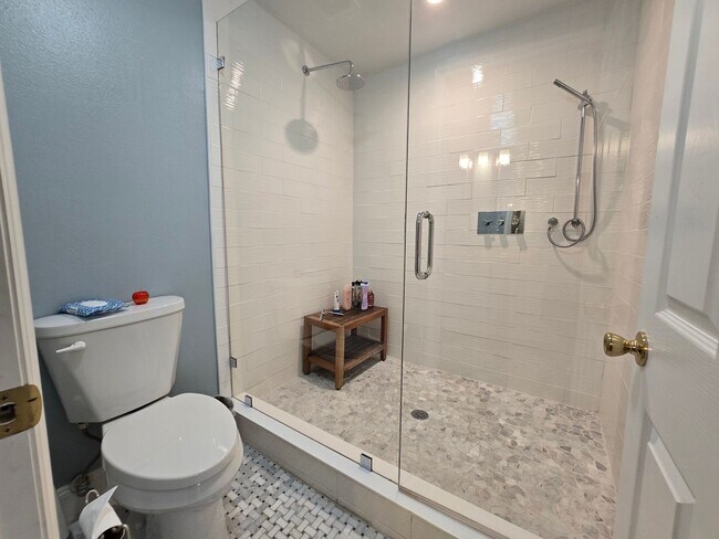 Building Photo - Stunning 2 Bed / 2.5 Bath Townhouse with G...