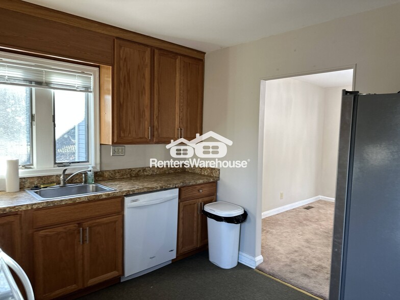 Building Photo - 223 Deep Dale Dr