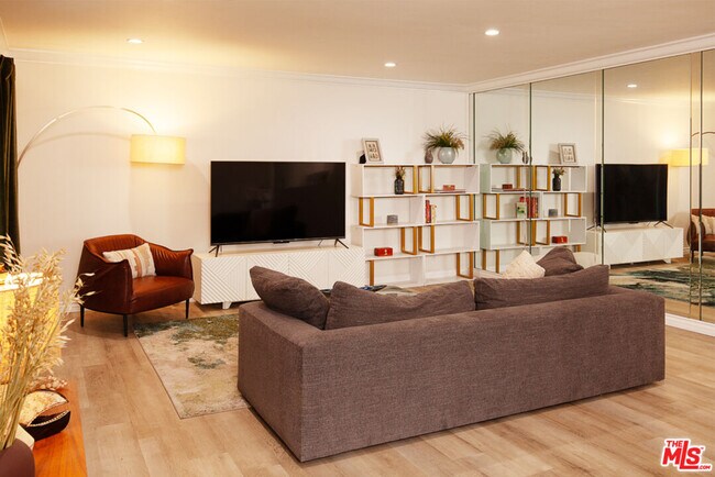 Building Photo - 6708 Hillpark Dr