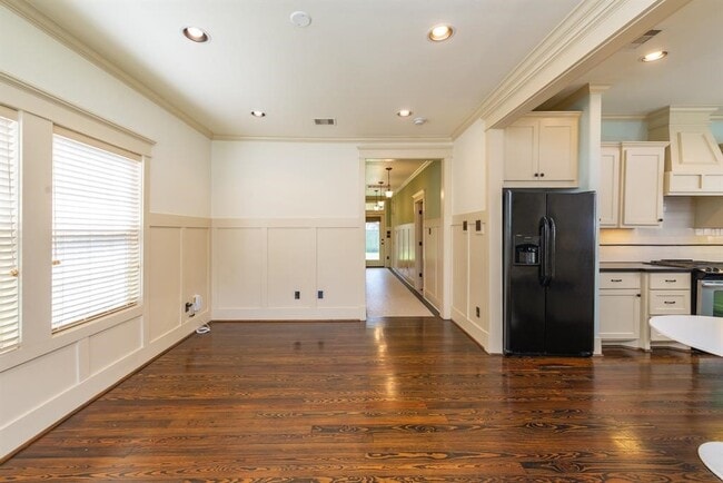 Building Photo - 722 E 25th St