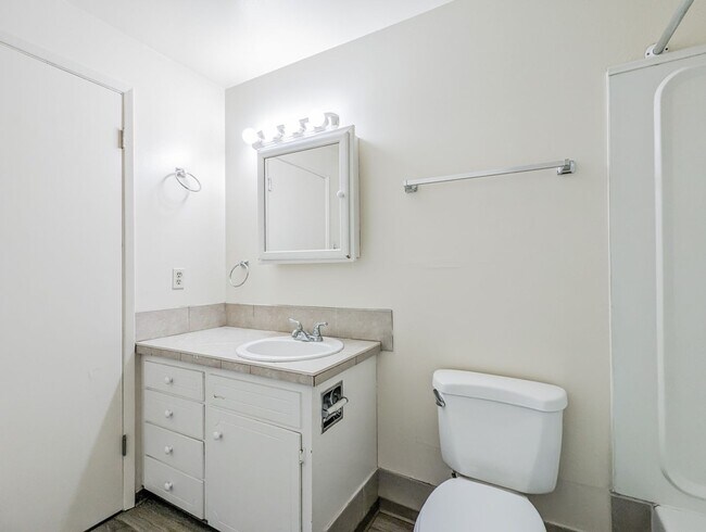 Building Photo - 15817 Manor Way