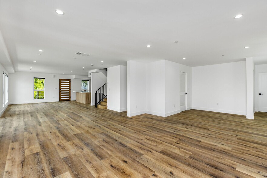 Building Photo - 571 N Mariposa Ave
