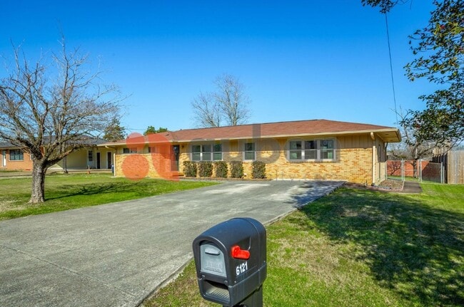 Building Photo - Updated 3 bed 2 bath in East Ridge! Fenced...