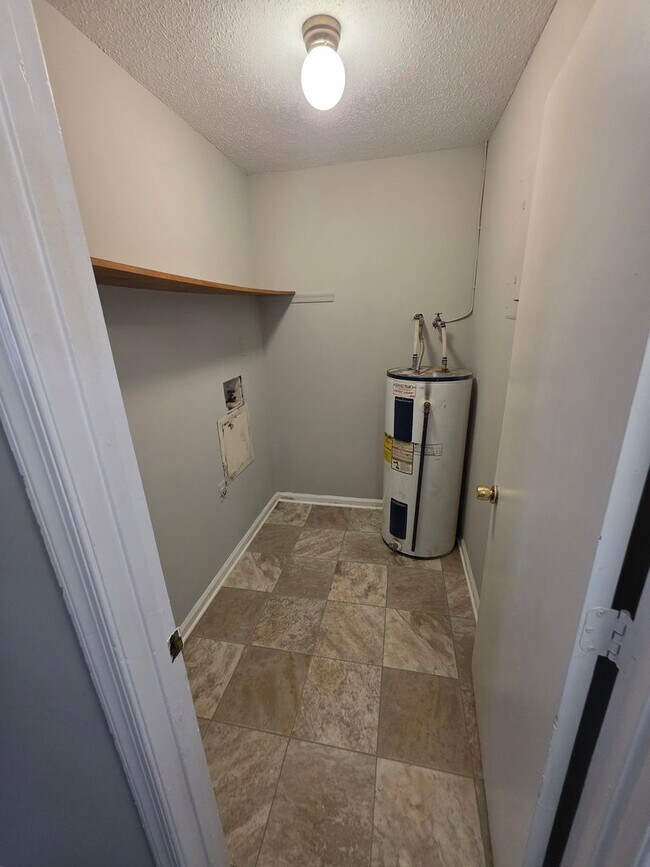 Building Photo - 3011 Broadbay Dr