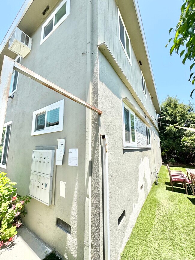 Building Photo - 14041 Moorpark St