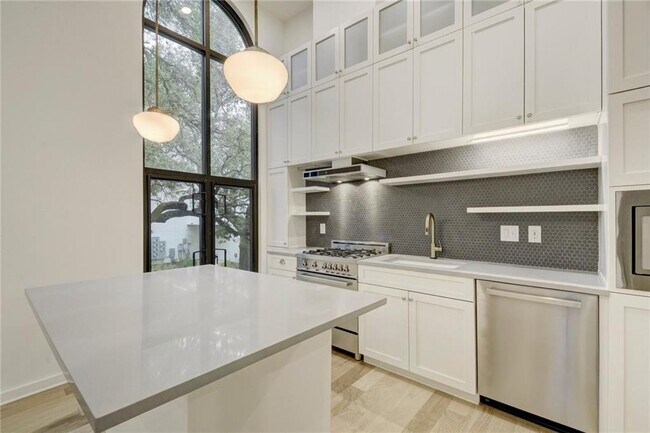 Building Photo - 211 W Johanna St