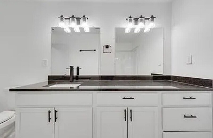 Building Photo - 725 W Brock St