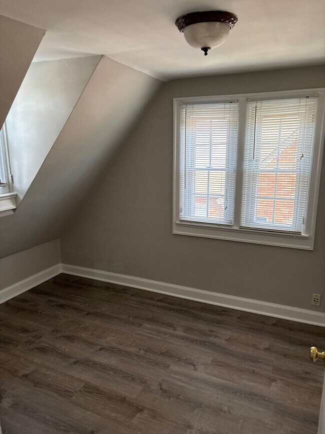 Building Photo - Butler Beauty on the Knoll!  6BR/3BA ready to go for next school year.