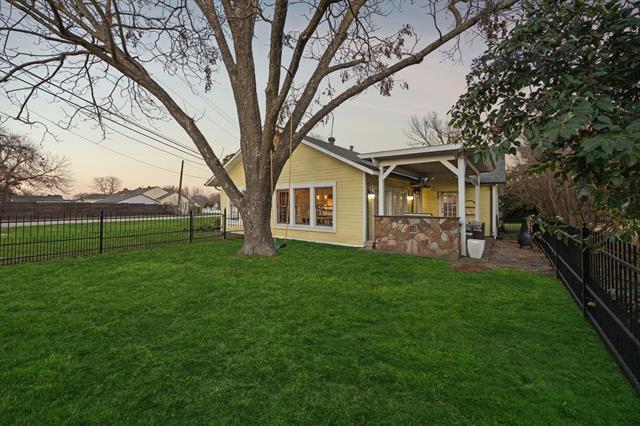 Building Photo - 704 Williams St