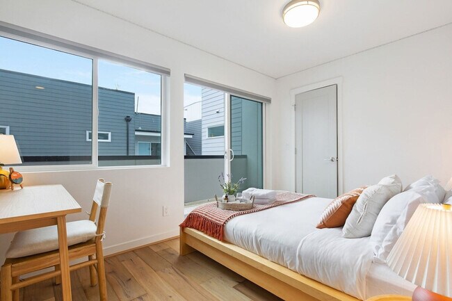 Building Photo - 628 10th Ave E