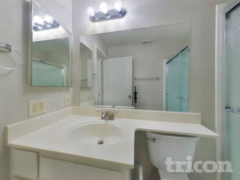 Building Photo - 9411 Aizenberg Cir