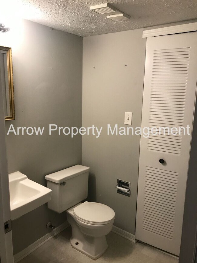 Building Photo - Great 2 Bedroom Townhome on Quiet Dead-End Street!