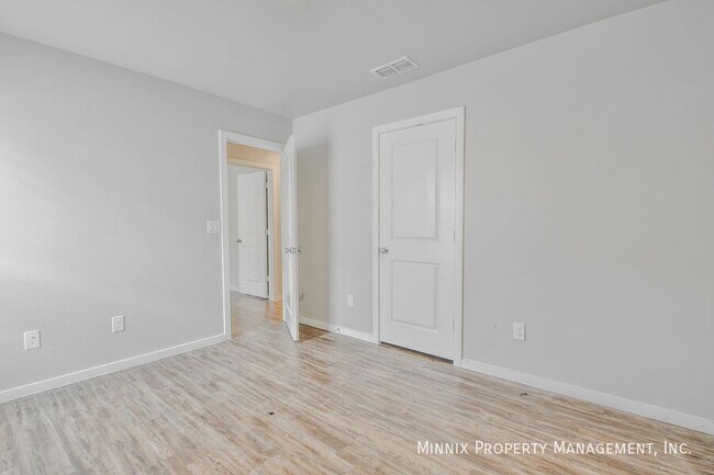 Building Photo - 2012 Kenwood Ave
