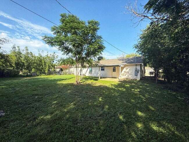 Building Photo - Charming 3-Bedroom Home with Spacious Layo...