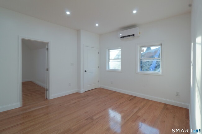 Building Photo - 40 Elizabeth St