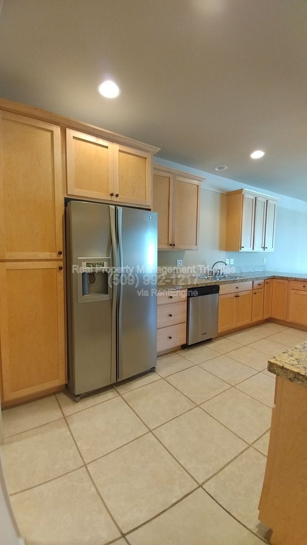 Building Photo - 459 Columbia Point Dr