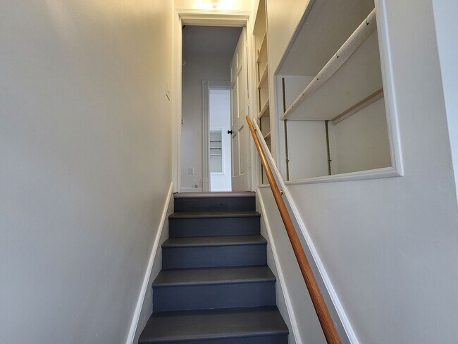 Building Photo - 510 W 5th St