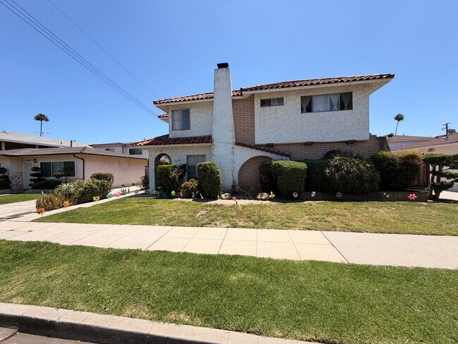 Building Photo - Completely Remodeled, Spacious 2 Bedroom Apartment For Rent w/ Parking!