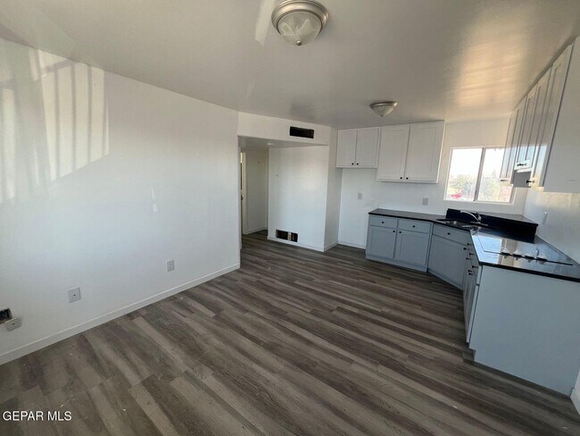 Building Photo - 530 S Yarbrough Dr