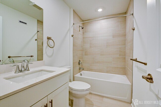 Building Photo - 13 Griffin Ln