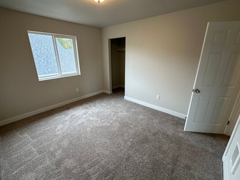 Building Photo - 450 SE Lilly Ave