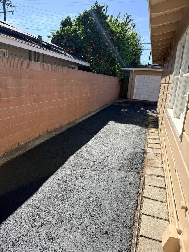 Building Photo - 4 bedroom home in LB with Large backyard now ready to rent!