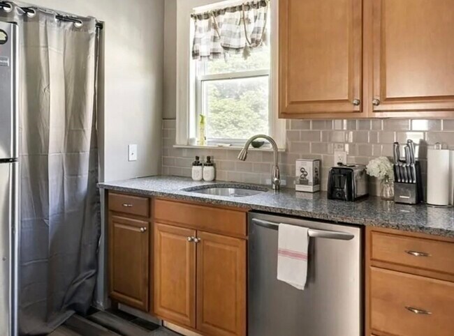 Building Photo - 44 Greenleaf Ave