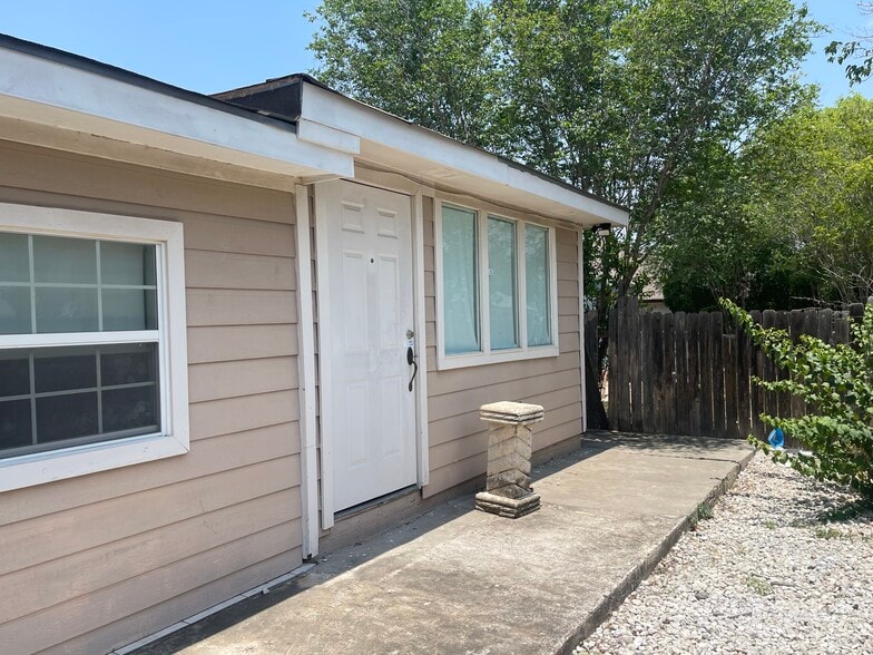 Building Photo - 2107 Snow Falls Dr