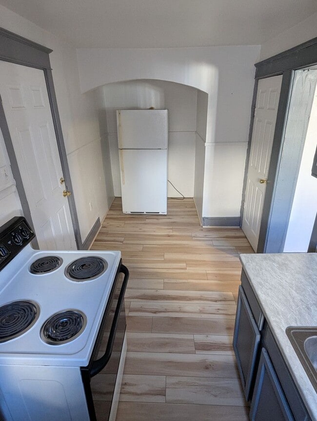 Building Photo - 2 bedroom Row Home