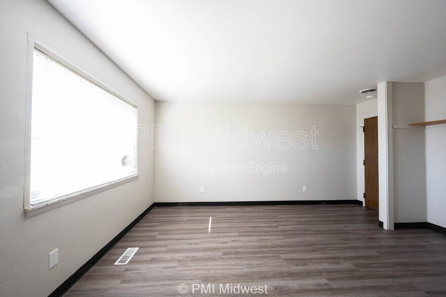 Building Photo - 4985 N Franklin Rd