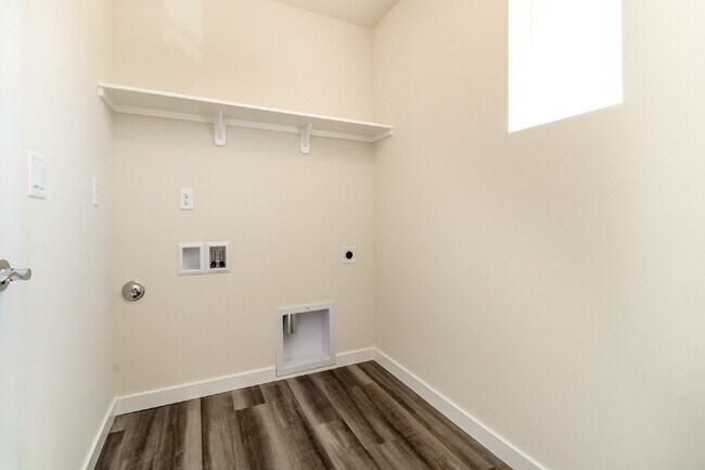 Building Photo - Scenic Auburn Living with Modern Comfort & Easy Seattle/Tacoma Access