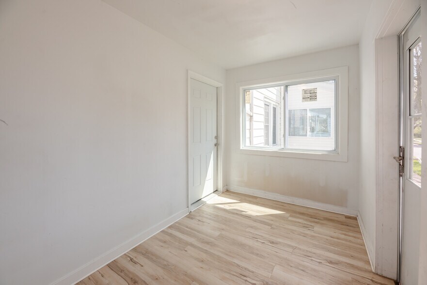 Building Photo - 575 Woodbine Ave
